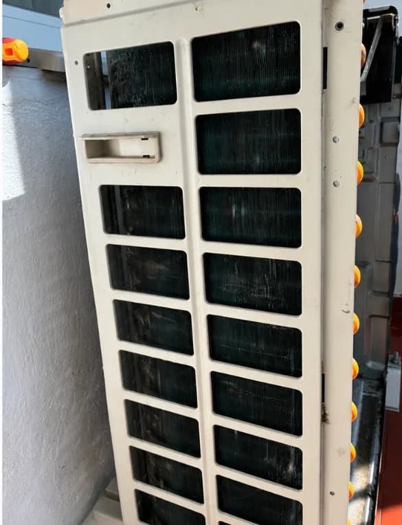 Grille et filtre de climatisation propres après nettoyage